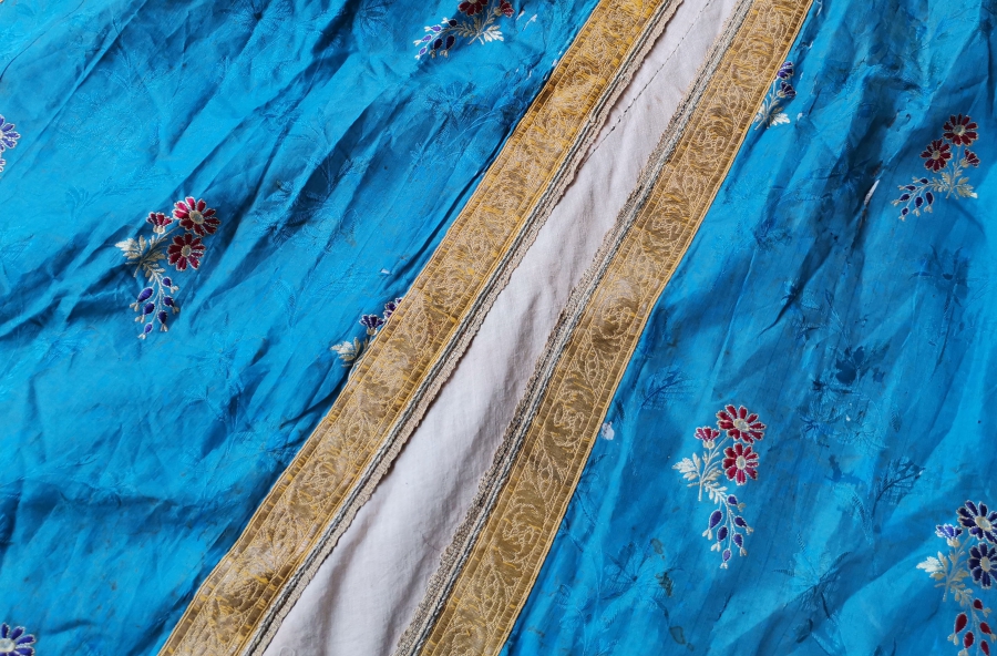 OSMANLI DÖNEMİ İPEK VE GÜMÜŞ SIRMA İŞÇİLİKLİ HEREKE YAPIMI BEYHANIMI KAFTANI