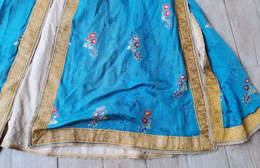 OSMANLI DÖNEMİ İPEK VE GÜMÜŞ SIRMA İŞÇİLİKLİ HEREKE YAPIMI BEYHANIMI KAFTANI
