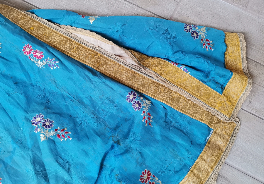 OSMANLI DÖNEMİ İPEK VE GÜMÜŞ SIRMA İŞÇİLİKLİ HEREKE YAPIMI BEYHANIMI KAFTANI