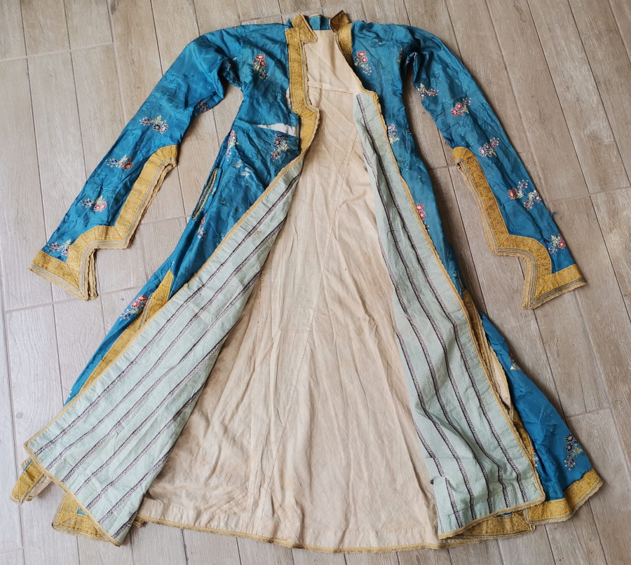 OSMANLI DÖNEMİ İPEK VE GÜMÜŞ SIRMA İŞÇİLİKLİ HEREKE YAPIMI BEYHANIMI KAFTANI