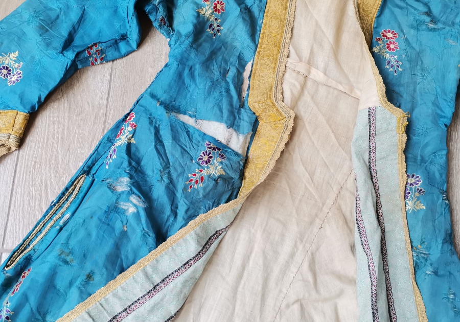 OSMANLI DÖNEMİ İPEK VE GÜMÜŞ SIRMA İŞÇİLİKLİ HEREKE YAPIMI BEYHANIMI KAFTANI