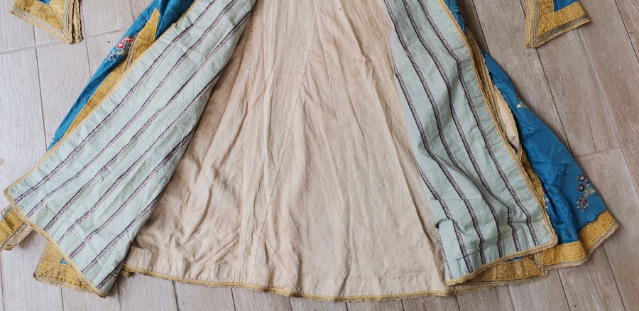 OSMANLI DÖNEMİ İPEK VE GÜMÜŞ SIRMA İŞÇİLİKLİ HEREKE YAPIMI BEYHANIMI KAFTANI