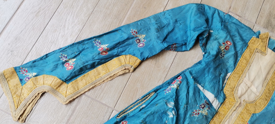 OSMANLI DÖNEMİ İPEK VE GÜMÜŞ SIRMA İŞÇİLİKLİ HEREKE YAPIMI BEYHANIMI KAFTANI