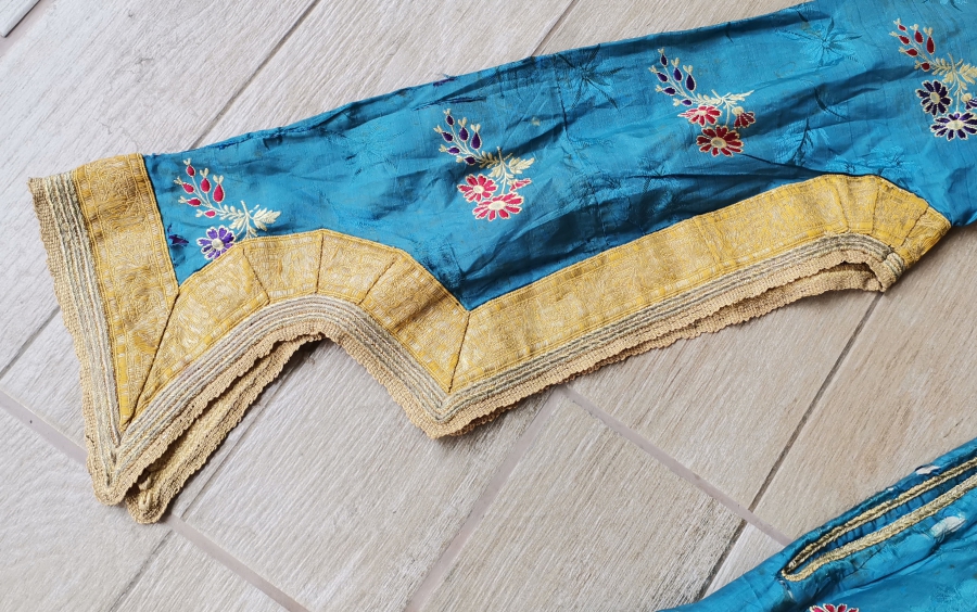 OSMANLI DÖNEMİ İPEK VE GÜMÜŞ SIRMA İŞÇİLİKLİ HEREKE YAPIMI BEYHANIMI KAFTANI