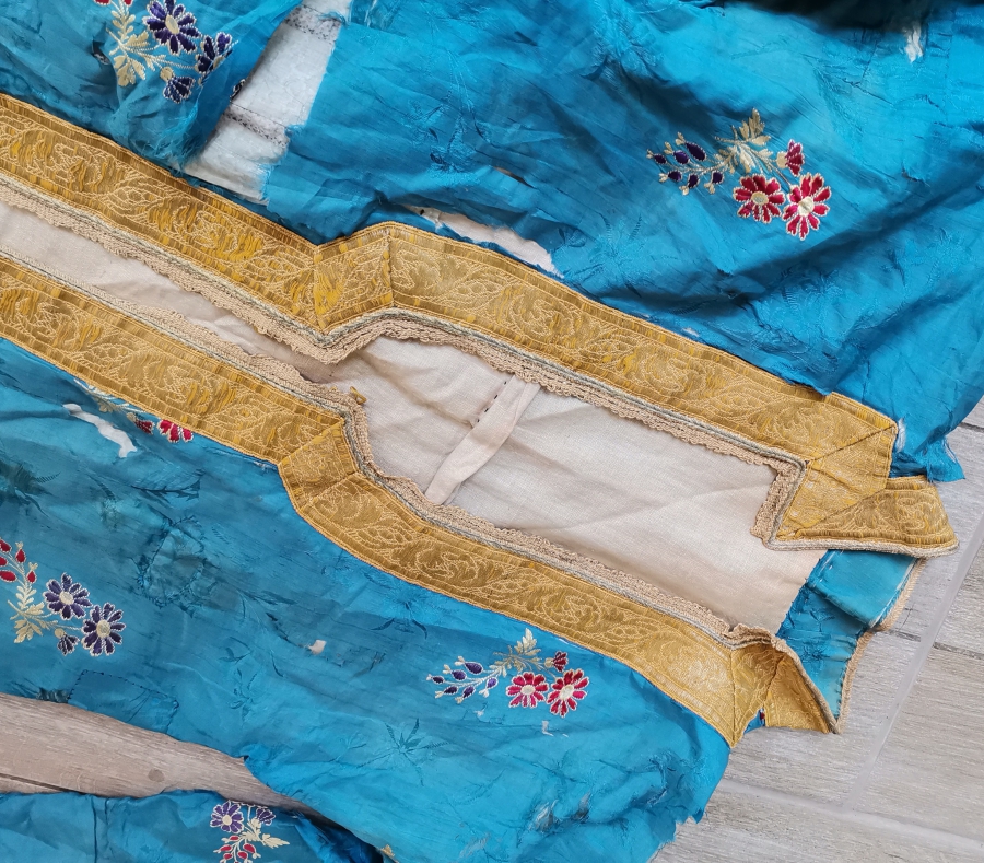 OSMANLI DÖNEMİ İPEK VE GÜMÜŞ SIRMA İŞÇİLİKLİ HEREKE YAPIMI BEYHANIMI KAFTANI