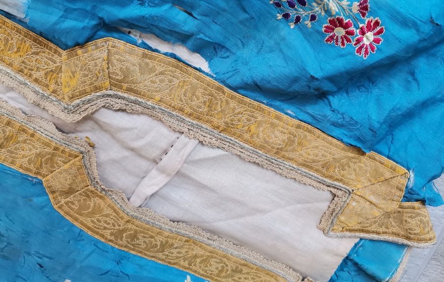 OSMANLI DÖNEMİ İPEK VE GÜMÜŞ SIRMA İŞÇİLİKLİ HEREKE YAPIMI BEYHANIMI KAFTANI