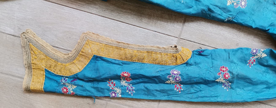 OSMANLI DÖNEMİ İPEK VE GÜMÜŞ SIRMA İŞÇİLİKLİ HEREKE YAPIMI BEYHANIMI KAFTANI