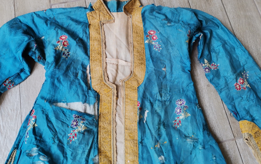 OSMANLI DÖNEMİ İPEK VE GÜMÜŞ SIRMA İŞÇİLİKLİ HEREKE YAPIMI BEYHANIMI KAFTANI