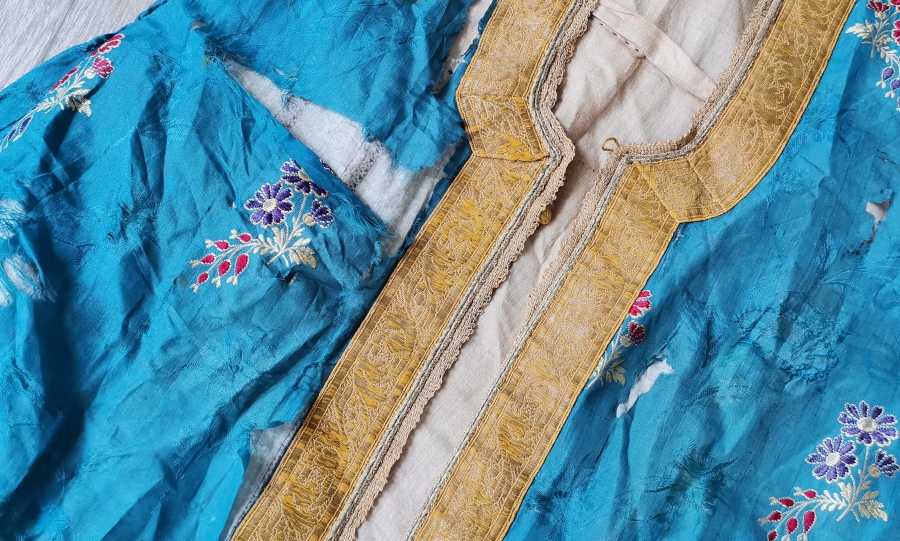 OSMANLI DÖNEMİ İPEK VE GÜMÜŞ SIRMA İŞÇİLİKLİ HEREKE YAPIMI BEYHANIMI KAFTANI