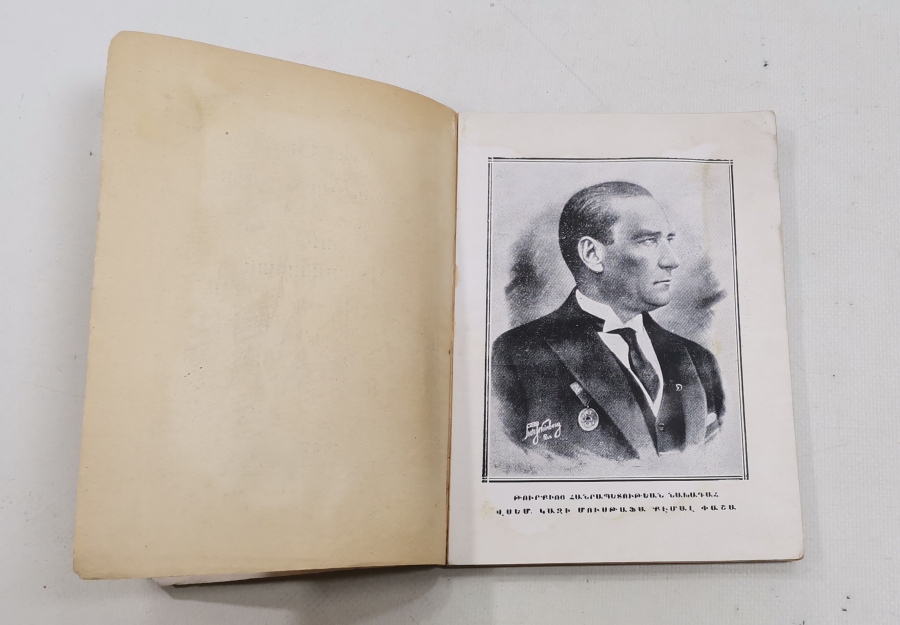 MUSTAFA KEMAL ATATÜRK KAPAKLI ERMENİCE YAZILI KİTAP