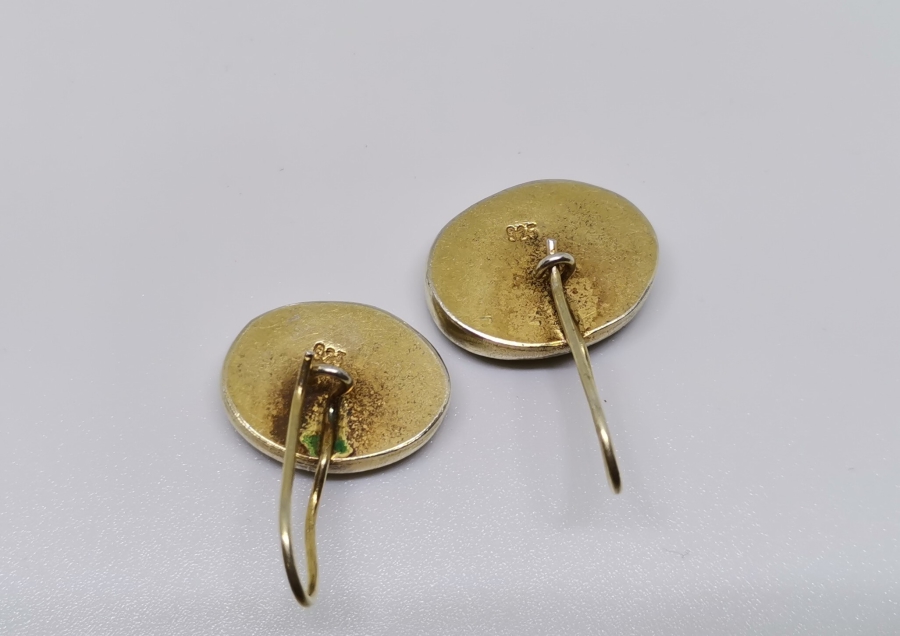 AKİK ÜZERİ EL KAZIMA İŞÇİLİKLİ GÜMÜŞ APLİKLİ ÖZEL YAPIM KÜPE