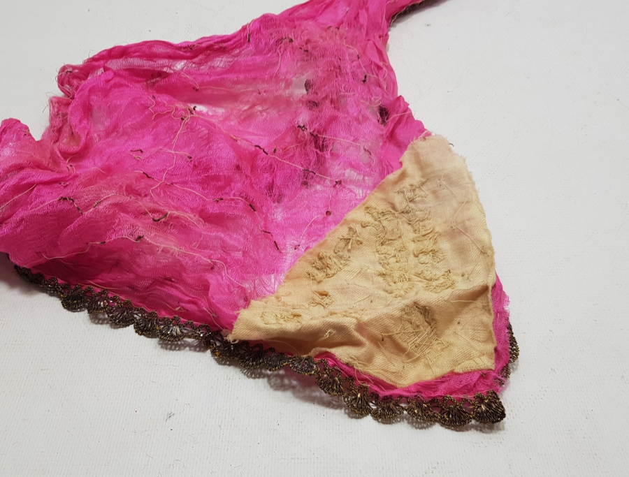 ÜZERİ İBRANİCA YAZILI İPEK VE GÜMÜŞ SIRMA İŞÇİLİKLİ ÇOK NADİR YAHUDİ İPEK MENDİL