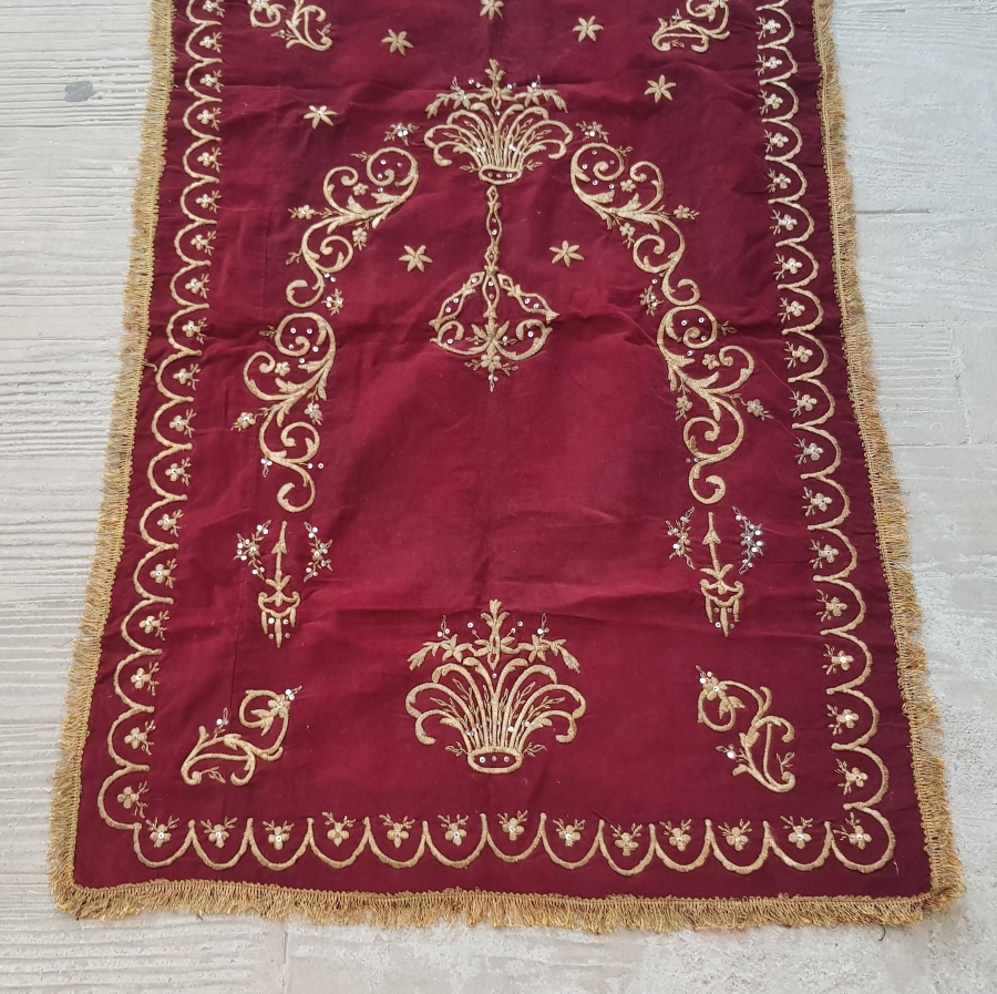 KADİFE ÜZERİ SIRMA İŞÇİLİKLİ OSMANLI DÖNEMİ EL İŞİ SECCADE