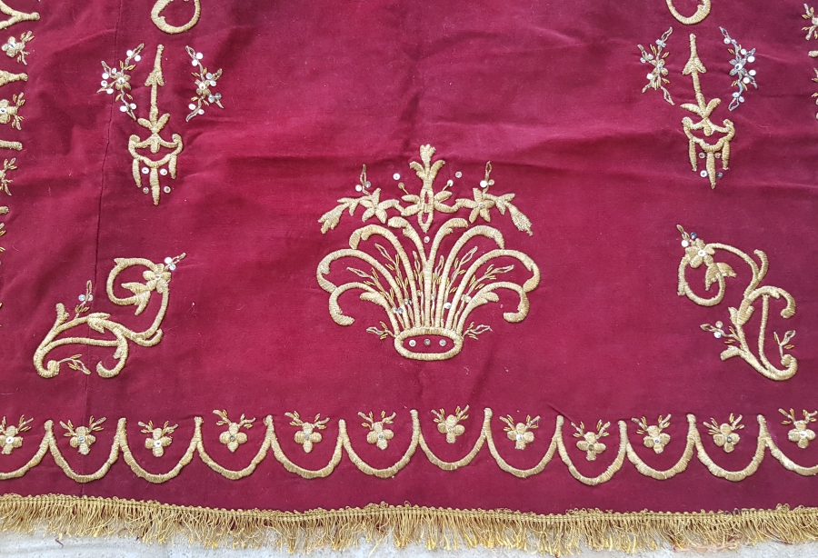 KADİFE ÜZERİ SIRMA İŞÇİLİKLİ OSMANLI DÖNEMİ EL İŞİ SECCADE