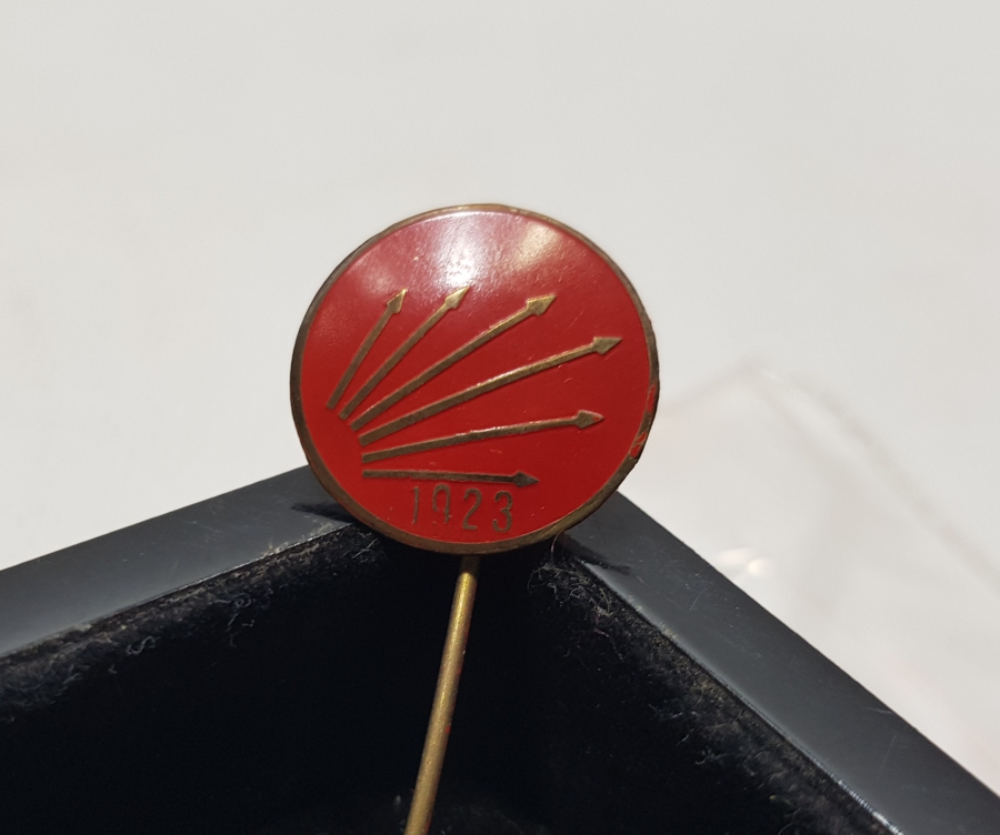 ORİJİNAL KABINDA ANTİKA CHP ROZETİ