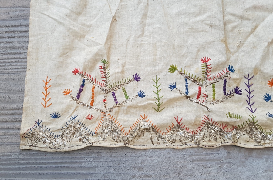 ÜZERİNDE ÇİFTE HAYAT AĞAÇLARI BULUNAN TEL KIRMA İŞÇİLİKLİ NADİR BEŞİK ÖRTÜSÜ