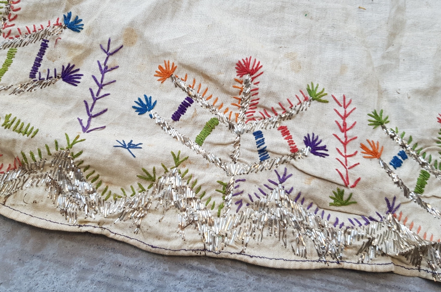 ÜZERİNDE ÇİFTE HAYAT AĞAÇLARI BULUNAN TEL KIRMA İŞÇİLİKLİ NADİR BEŞİK ÖRTÜSÜ