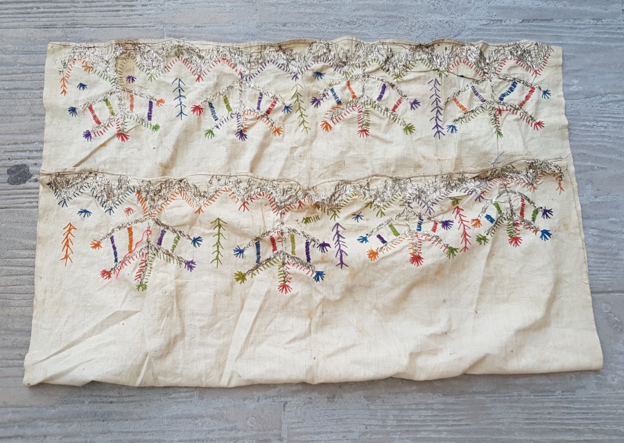 ÜZERİNDE ÇİFTE HAYAT AĞAÇLARI BULUNAN TEL KIRMA İŞÇİLİKLİ NADİR BEŞİK ÖRTÜSÜ