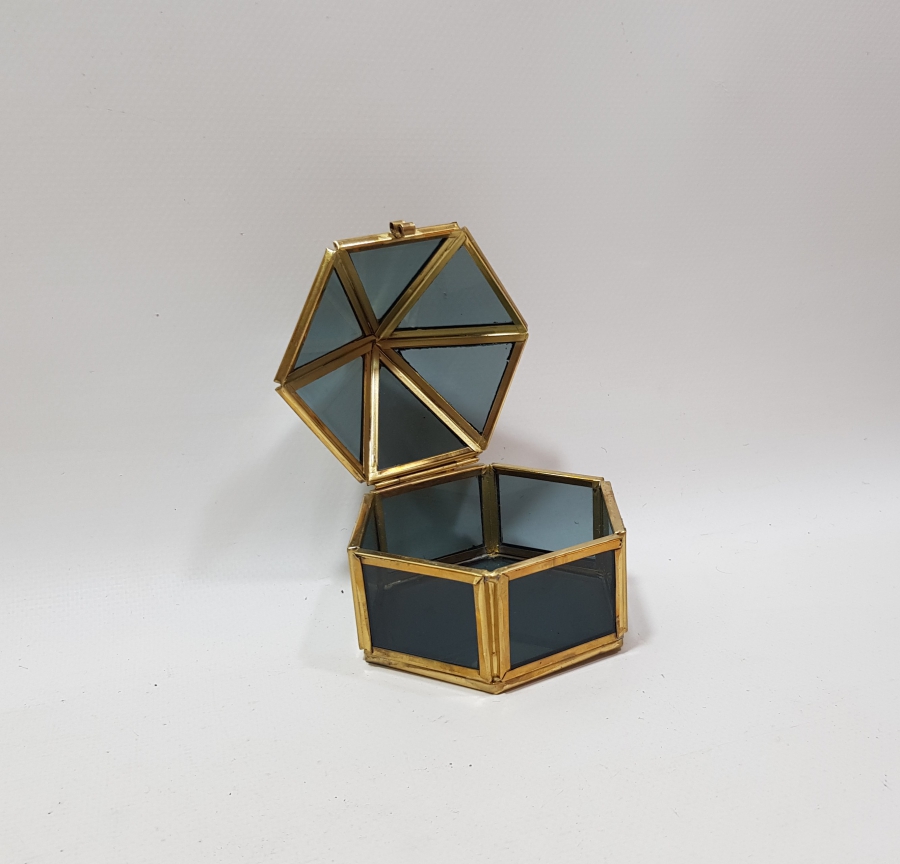 KUBBELİ FORMDA YAPILMIŞ ANTİKA KAPAKLI TEŞHİR KUTUSU