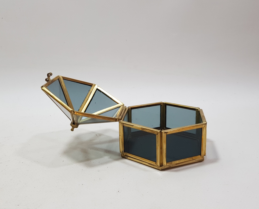 KUBBELİ FORMDA YAPILMIŞ ANTİKA KAPAKLI TEŞHİR KUTUSU