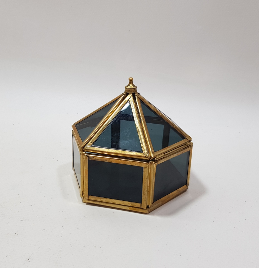 KUBBELİ FORMDA YAPILMIŞ ANTİKA KAPAKLI TEŞHİR KUTUSU