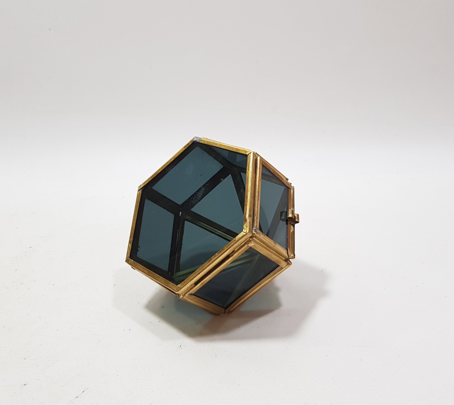 KUBBELİ FORMDA YAPILMIŞ ANTİKA KAPAKLI TEŞHİR KUTUSU