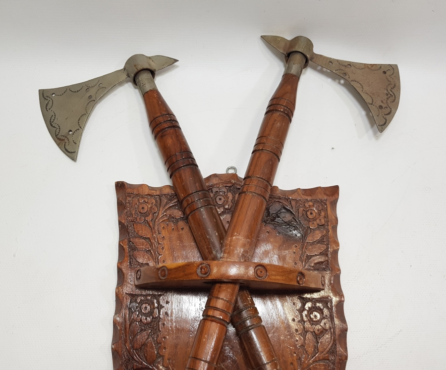 EL YAPIMI AHŞAP STANDINDA DEKORATİF ÇİFT BALTA