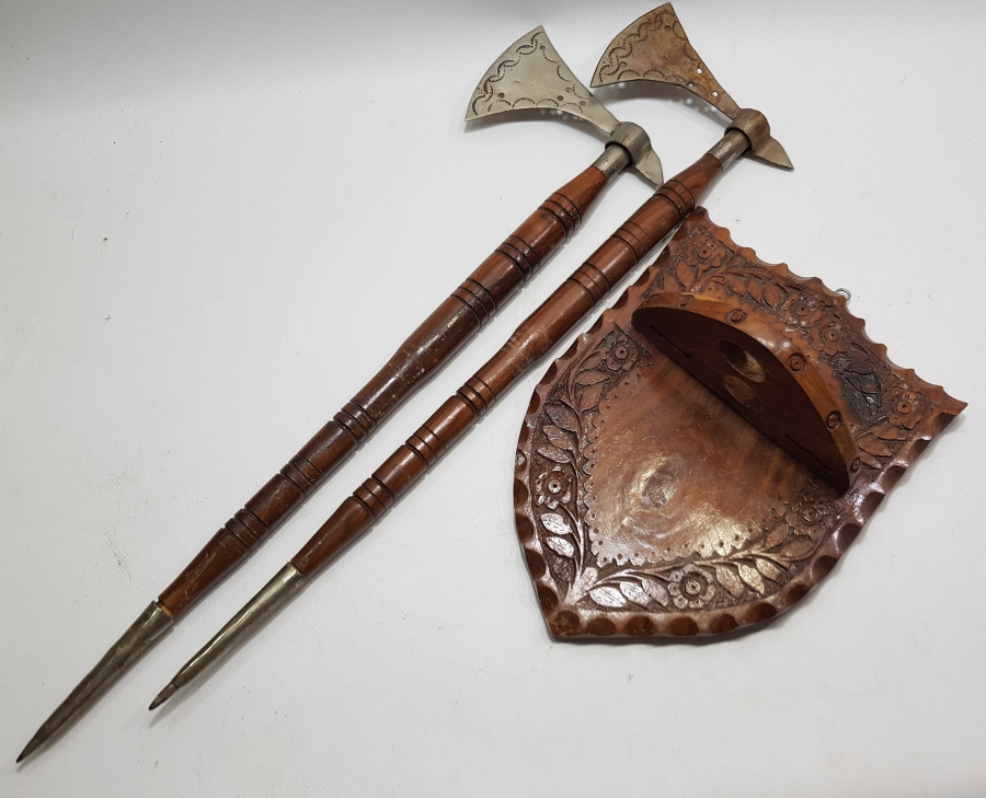 EL YAPIMI AHŞAP STANDINDA DEKORATİF ÇİFT BALTA