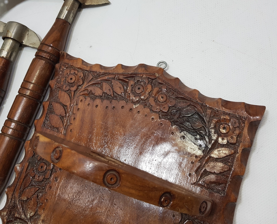 EL YAPIMI AHŞAP STANDINDA DEKORATİF ÇİFT BALTA