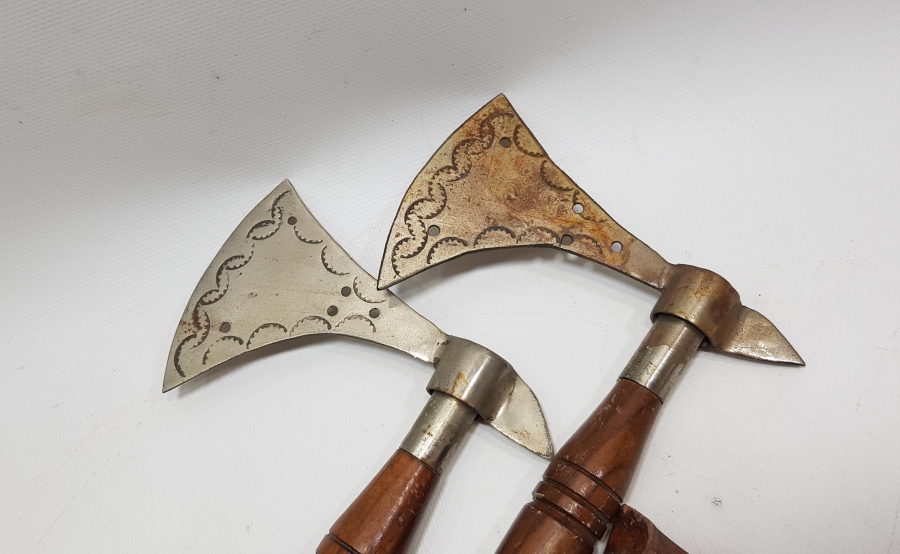 EL YAPIMI AHŞAP STANDINDA DEKORATİF ÇİFT BALTA