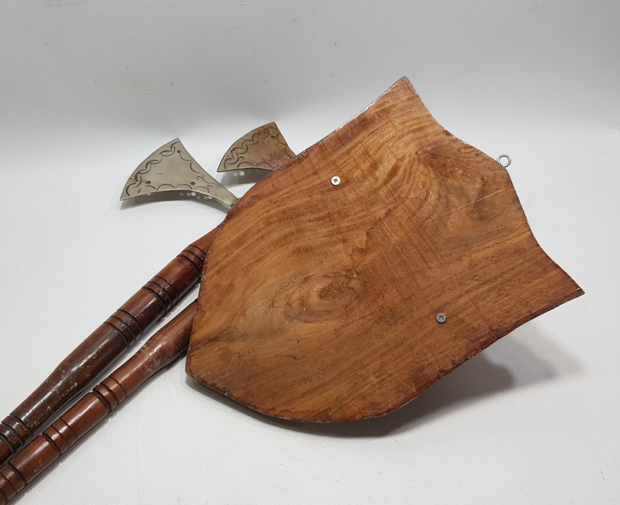 EL YAPIMI AHŞAP STANDINDA DEKORATİF ÇİFT BALTA