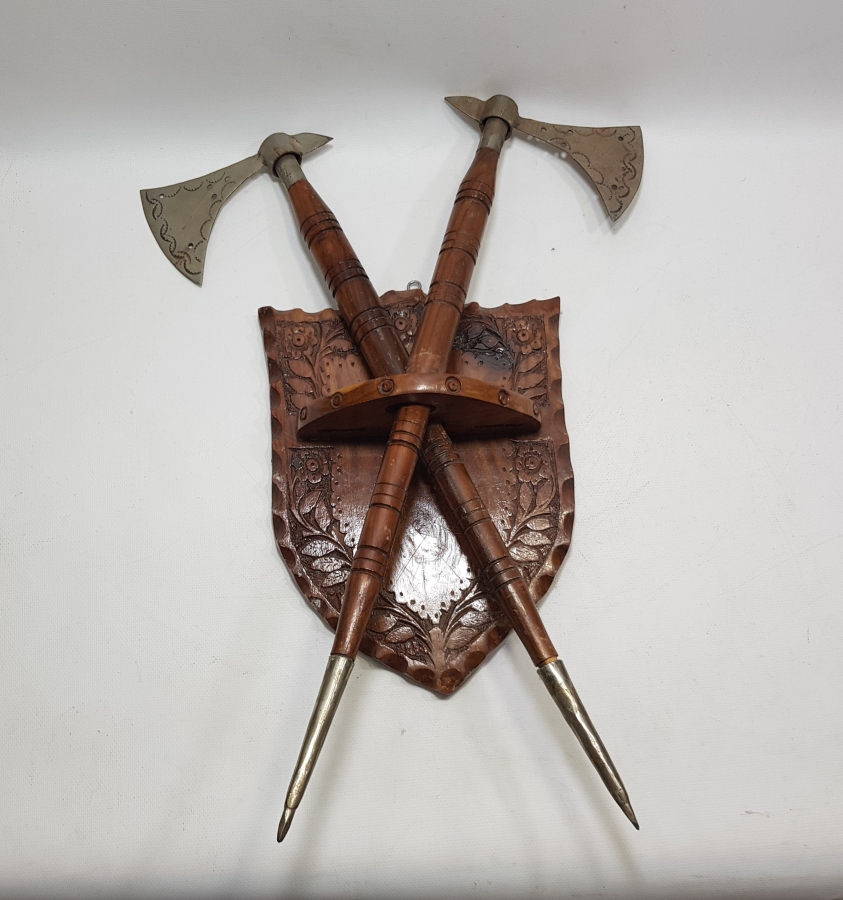 EL YAPIMI AHŞAP STANDINDA DEKORATİF ÇİFT BALTA