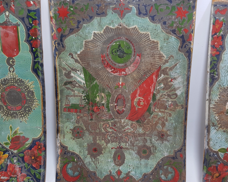 ÜZERİNDE OSMANLI DEVLET ARMASI VE OSMANLI NİŞANLARI GÖRSELİ BULUNAN ÇOK NADİR SANDIK ÖNÜ PARÇALARI