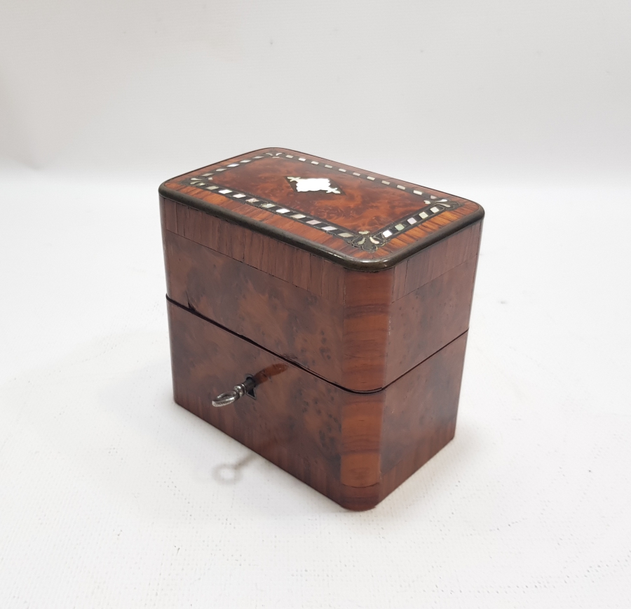 OSMANLI DÖNEMİ ORİJİNAL AHŞAP KUTUSUNDA ÇOK NADİR BEYKOZ GÜL YAĞI ŞİŞELERİ