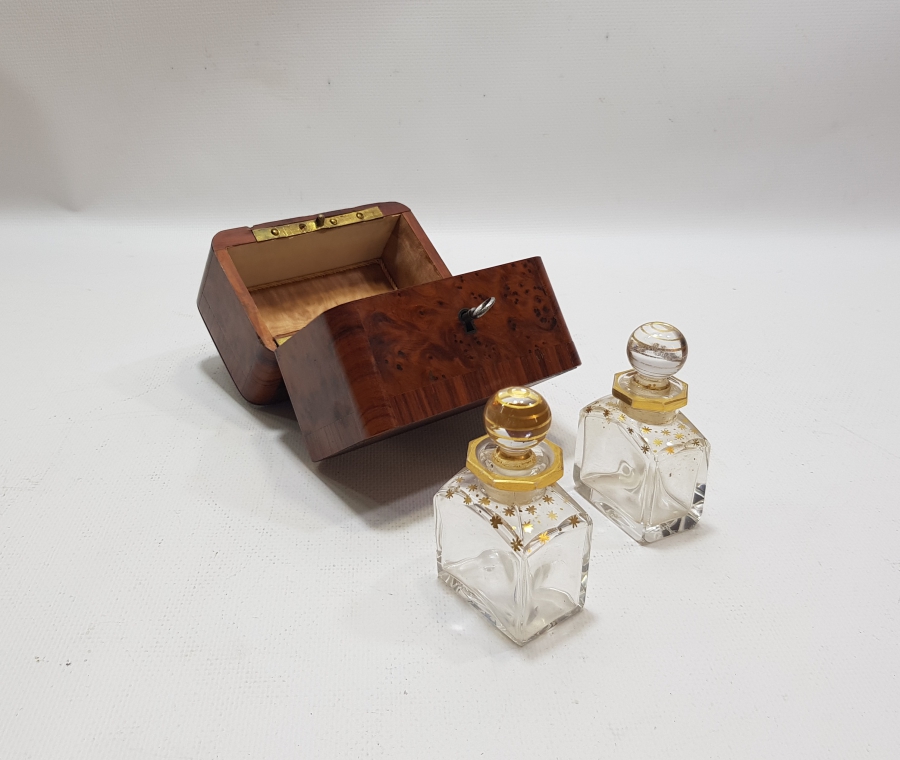 OSMANLI DÖNEMİ ORİJİNAL AHŞAP KUTUSUNDA ÇOK NADİR BEYKOZ GÜL YAĞI ŞİŞELERİ