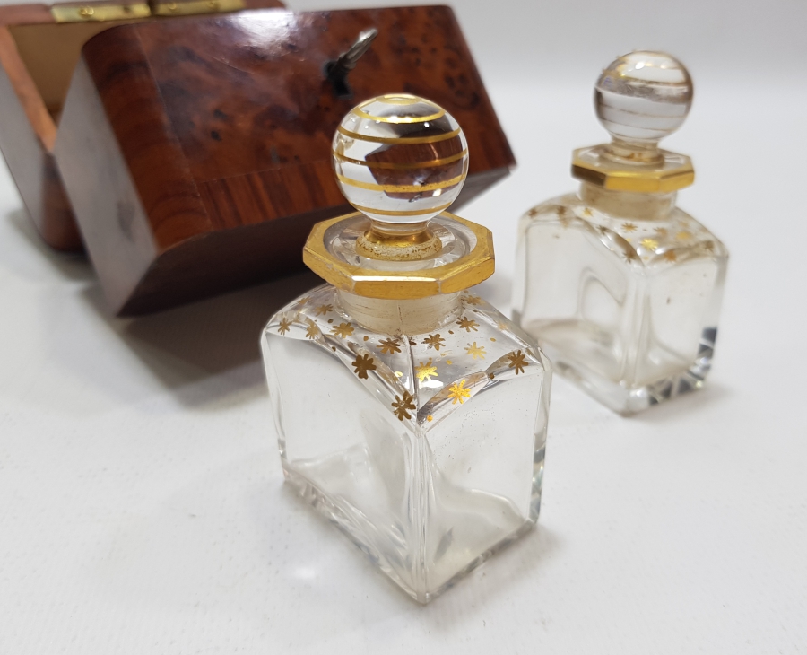 OSMANLI DÖNEMİ ORİJİNAL AHŞAP KUTUSUNDA ÇOK NADİR BEYKOZ GÜL YAĞI ŞİŞELERİ