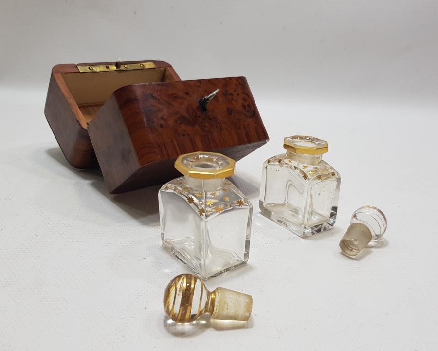 OSMANLI DÖNEMİ ORİJİNAL AHŞAP KUTUSUNDA ÇOK NADİR BEYKOZ GÜL YAĞI ŞİŞELERİ