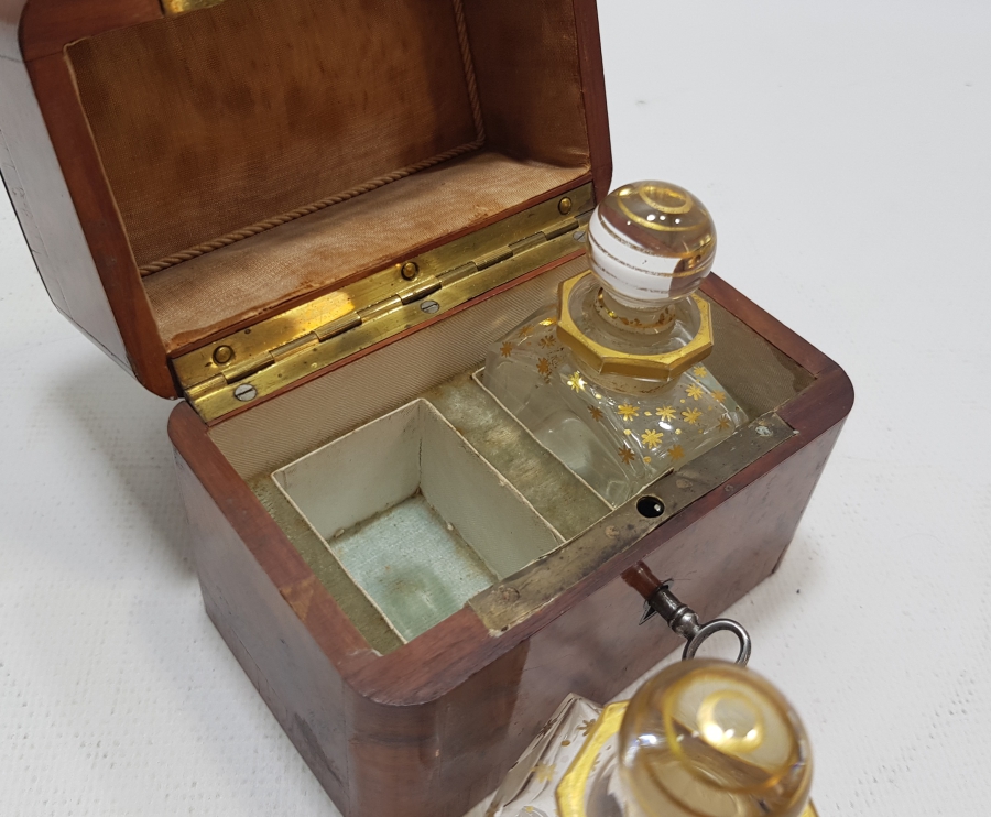 OSMANLI DÖNEMİ ORİJİNAL AHŞAP KUTUSUNDA ÇOK NADİR BEYKOZ GÜL YAĞI ŞİŞELERİ