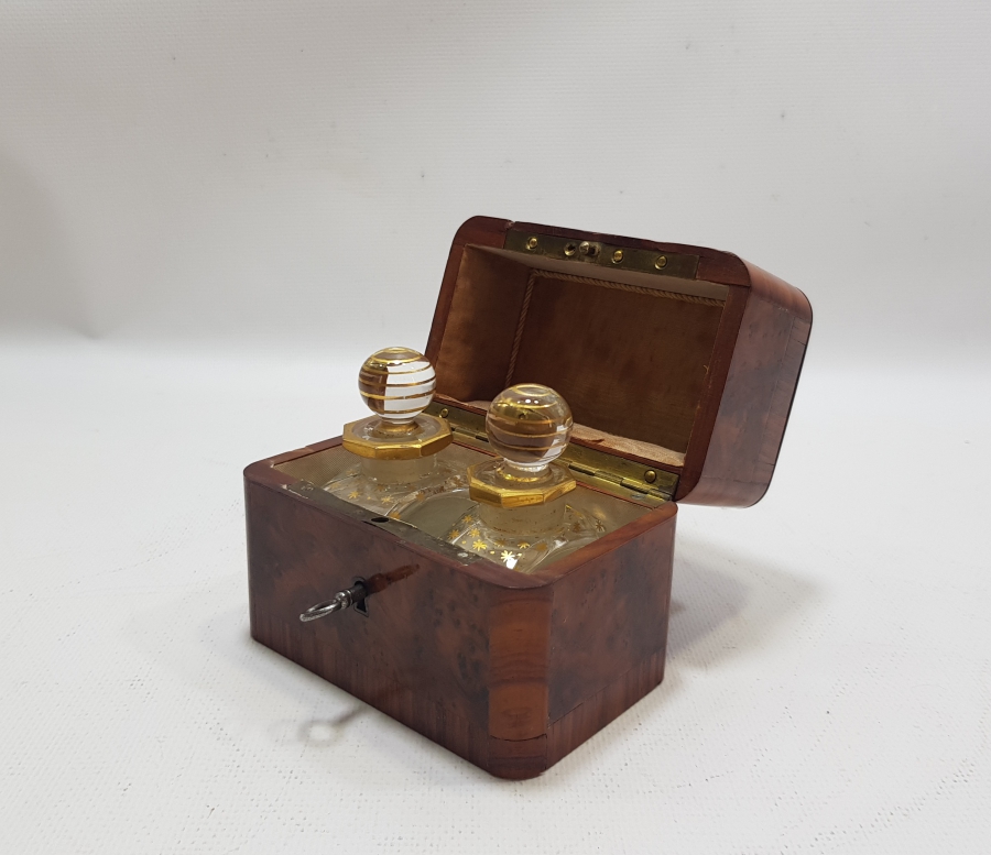 OSMANLI DÖNEMİ ORİJİNAL AHŞAP KUTUSUNDA ÇOK NADİR BEYKOZ GÜL YAĞI ŞİŞELERİ