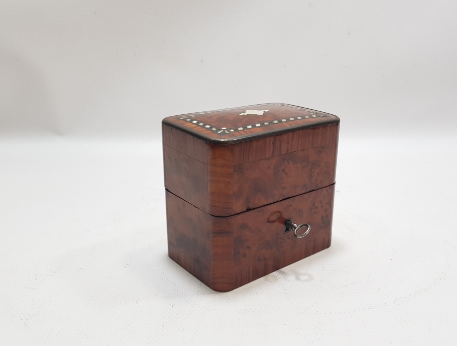 OSMANLI DÖNEMİ ORİJİNAL AHŞAP KUTUSUNDA ÇOK NADİR BEYKOZ GÜL YAĞI ŞİŞELERİ