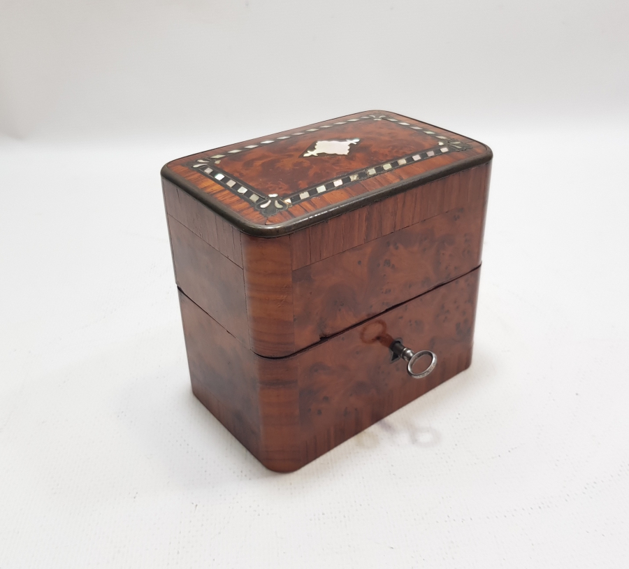 OSMANLI DÖNEMİ ORİJİNAL AHŞAP KUTUSUNDA ÇOK NADİR BEYKOZ GÜL YAĞI ŞİŞELERİ