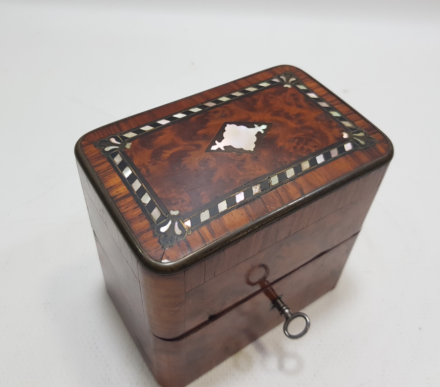 OSMANLI DÖNEMİ ORİJİNAL AHŞAP KUTUSUNDA ÇOK NADİR BEYKOZ GÜL YAĞI ŞİŞELERİ