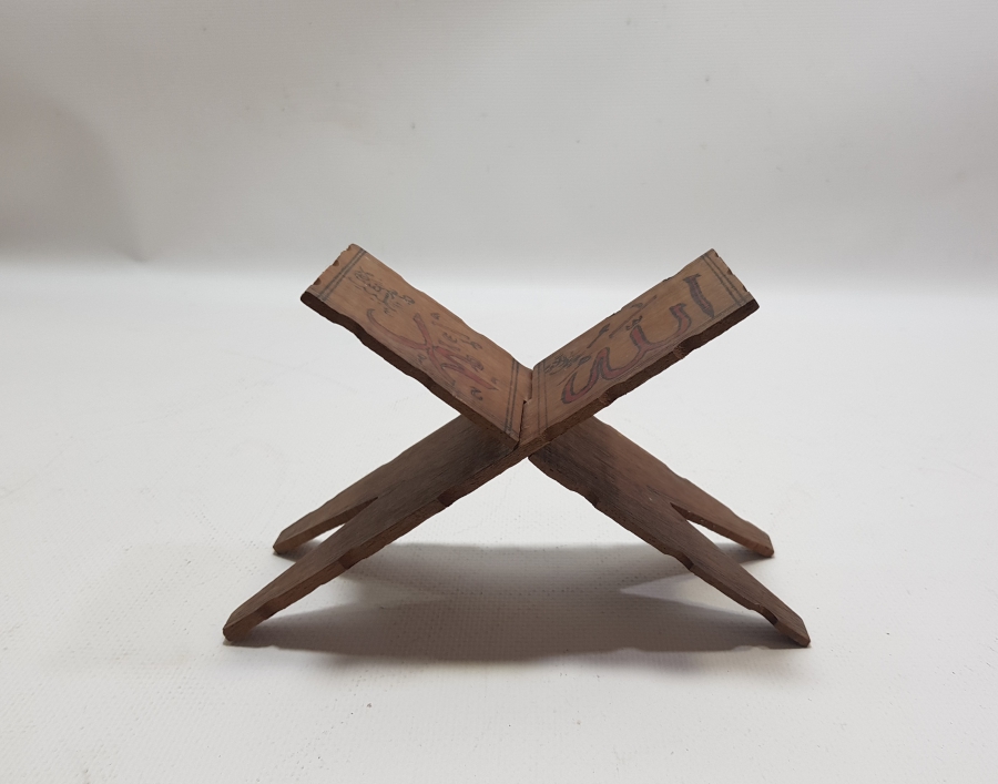 ÜZERİNDE ALLAH VE MUHAMMED YAZILI EL YAPIMI MİNİ AHŞAP DOĞDULUK RAHLESİ