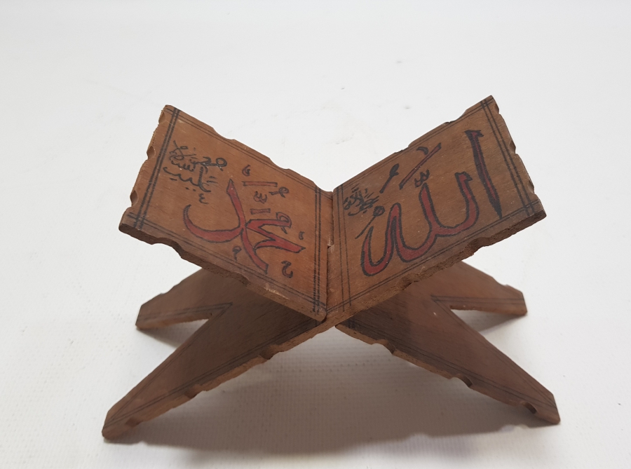 ÜZERİNDE ALLAH VE MUHAMMED YAZILI EL YAPIMI MİNİ AHŞAP DOĞDULUK RAHLESİ