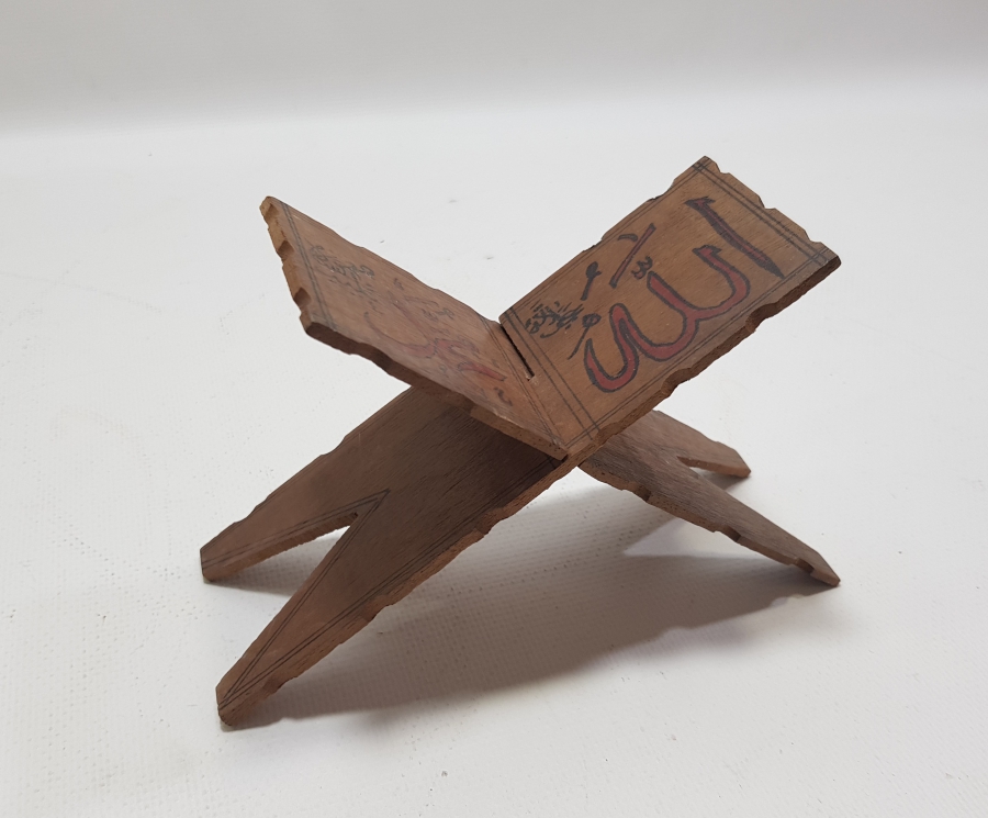 ÜZERİNDE ALLAH VE MUHAMMED YAZILI EL YAPIMI MİNİ AHŞAP DOĞDULUK RAHLESİ