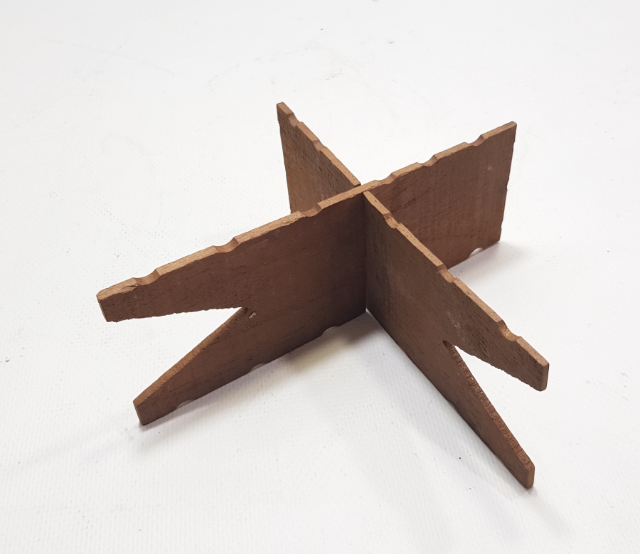 ÜZERİNDE ALLAH VE MUHAMMED YAZILI EL YAPIMI MİNİ AHŞAP DOĞDULUK RAHLESİ