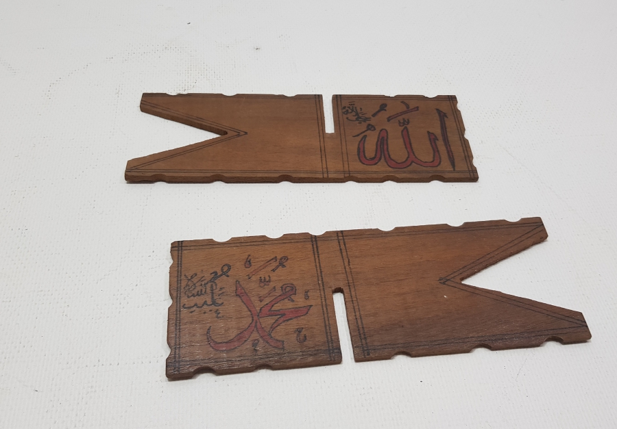 ÜZERİNDE ALLAH VE MUHAMMED YAZILI EL YAPIMI MİNİ AHŞAP DOĞDULUK RAHLESİ