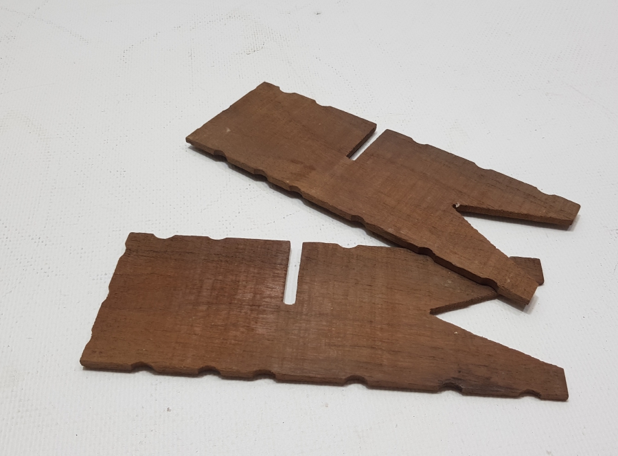 ÜZERİNDE ALLAH VE MUHAMMED YAZILI EL YAPIMI MİNİ AHŞAP DOĞDULUK RAHLESİ