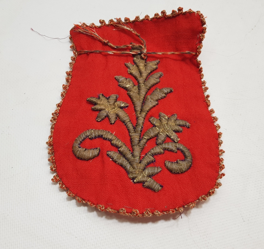 OSMANLI DÖNEMİ KIRMIZI RENKLİ ALTIN SIRMA İŞLEMELİ PARA KESESİ