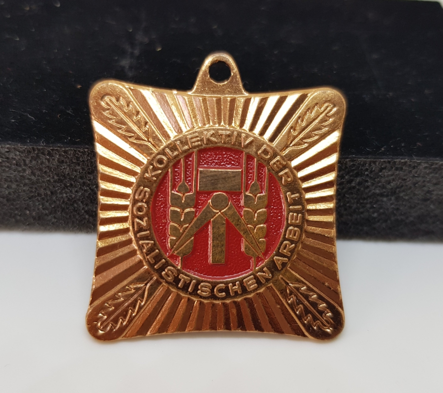 DOĞU ALMANYA SOSYALİST ÇALIŞMA PARTİSİ NİŞANI